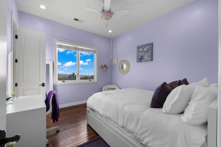 Dormitorio 2 cómodo y acogedor con artículos básicos.