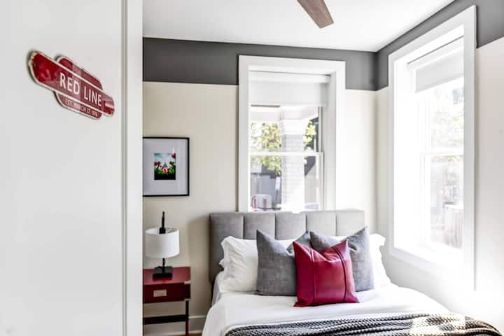 Спалната соба „Црвена линија“ - опремена со кревет во целосна големина, луксузни чаршафи и телевизор Roku