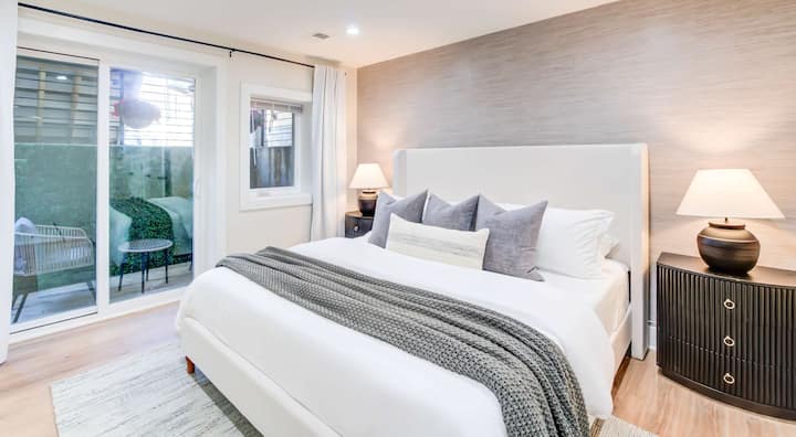 Влезете во спалната соба Silver Line – модерно, елегантно место за одмор со сета удобност што ви е потребна