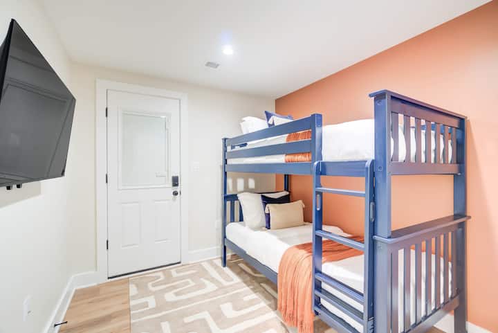 Аранжманите за спиење во стил на спрат ја прават оваа соба одличен избор за семејства или пријатели кои патуваат заедно!