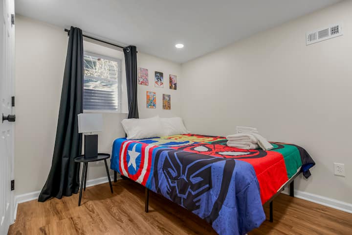 Chumba cha chini: chumba cha kulala cha 6 - kitanda aina ya queen