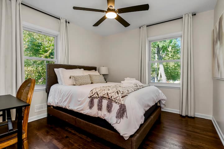 Chumba cha 2 cha kulala - kitanda aina ya queen na dawati dogo