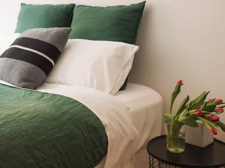 تتسع غرفة النوم الثالثة في الطابق العلوي لنوم ضيفين في سرير مزدوج مريح. هذه الغرفة الساحرة مثالية للضيوف الإضافيين أو أفراد العائلة، مما يوفر مسكنًا مريحًا ومرحبًا.