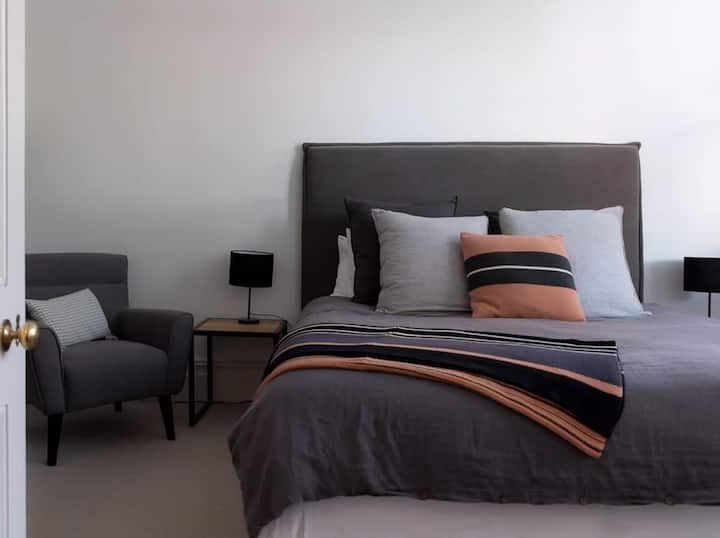 في الطابق العلوي، توفر غرفة النوم الثانية سرير ملكي مريح ومساحة تخزين واسعة. 