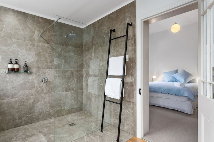 تحتوي غرفة النوم الرئيسية، التي تقع في الطابق العلوي، على سرير بحجم كوين مع مساحة تخزين واسعة وحمام داخلي ملحق. 