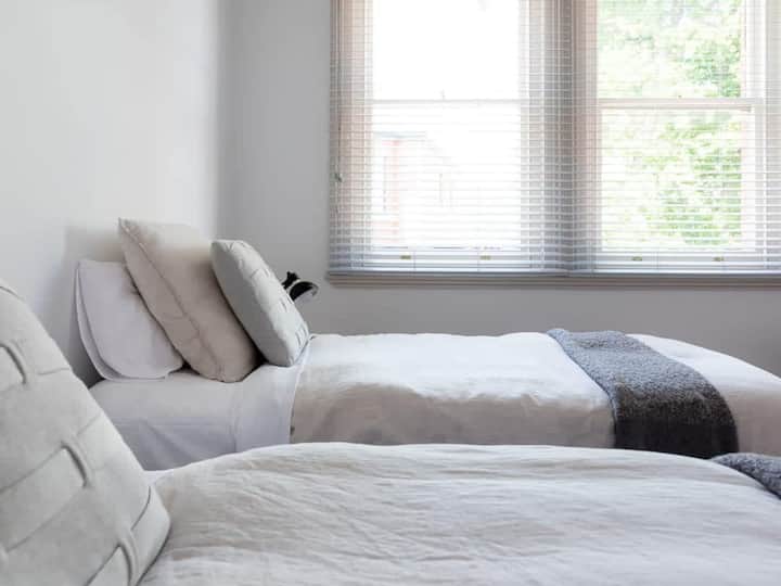 تم تجهيز غرفة النوم الرابعة في الطابق العلوي بسريرين مفردين، وهي مثالية للأطفال أو الأصدقاء الذين يتشاركون الغرفة.