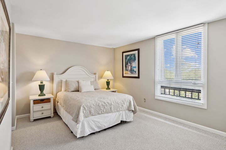 Spálňa 2 - Izba pre hostí, 2. poschodie: pohodlná manželská posteľ, priestranný zatvárací úložný priestor, plyšové kreslo na čítanie a vlastná kúpeľňa s vaňou/sprchovacím kútom