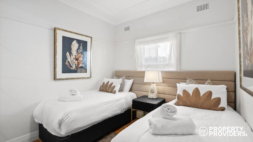 3 Bedroom Cottage – Near Cremorne Waters Edge! gallery image 3