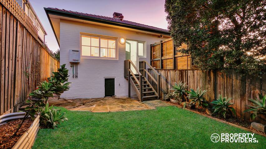 3 Bedroom Cottage – Near Cremorne Waters Edge! gallery image 2
