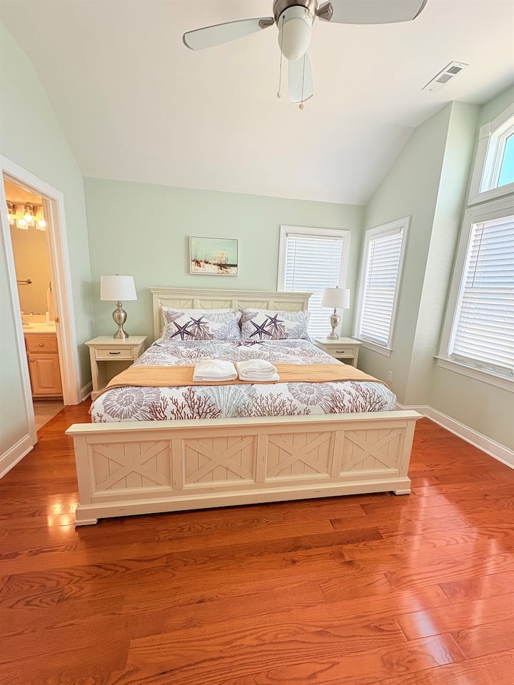 Glavna spavaća soba - bračni krevet s pogledom na ocean, kupaonica s kupaonicom