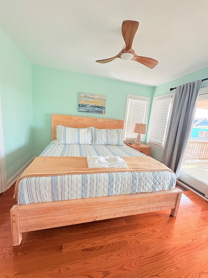 Spavaća soba s velikim bračnim krevetom i izlazom na terasu uz bazen