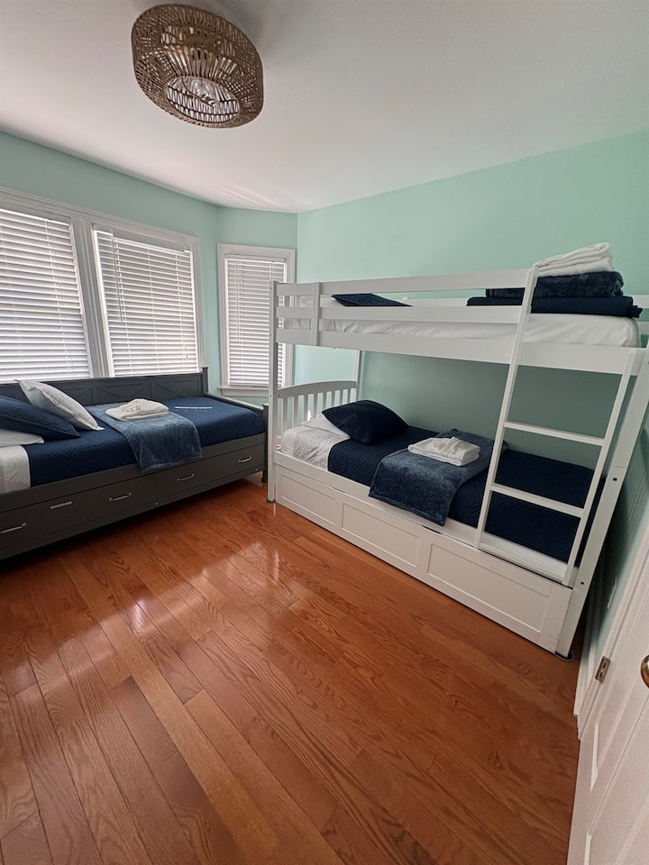 Spavaća soba 4 – udoban i zabavan krevet na kat s krevetom na razvlačenje i dnevnim krevetom za dodatni prostor za spavanje