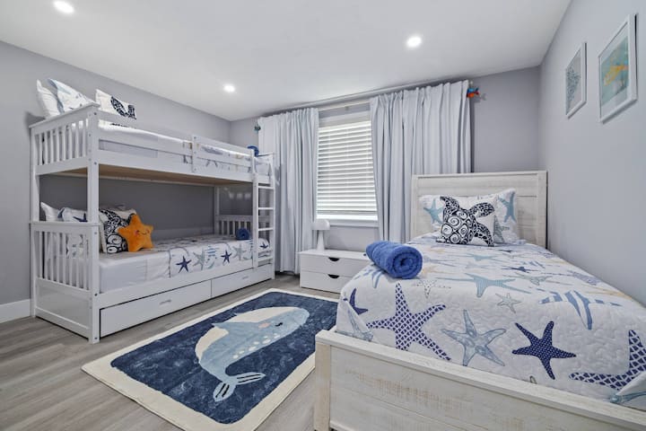 Terraza doble y cama individual para los niños