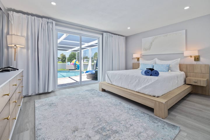 Dormitorio enorme con hermosas vistas de la piscina