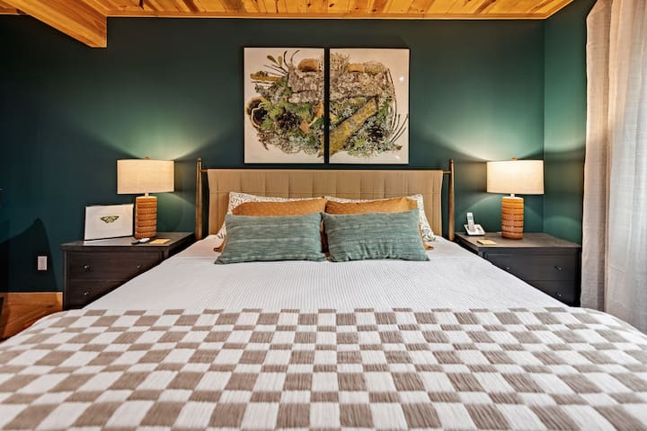 Shady Grove Cabin - Downstairs Bedroom