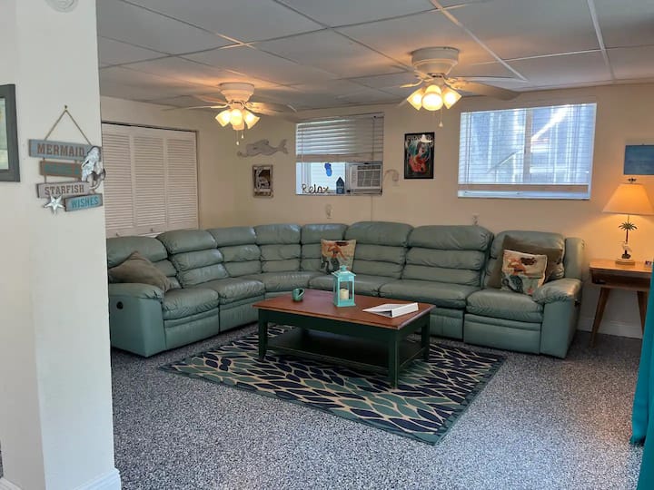 Кауч / дневна соба на долниот кат