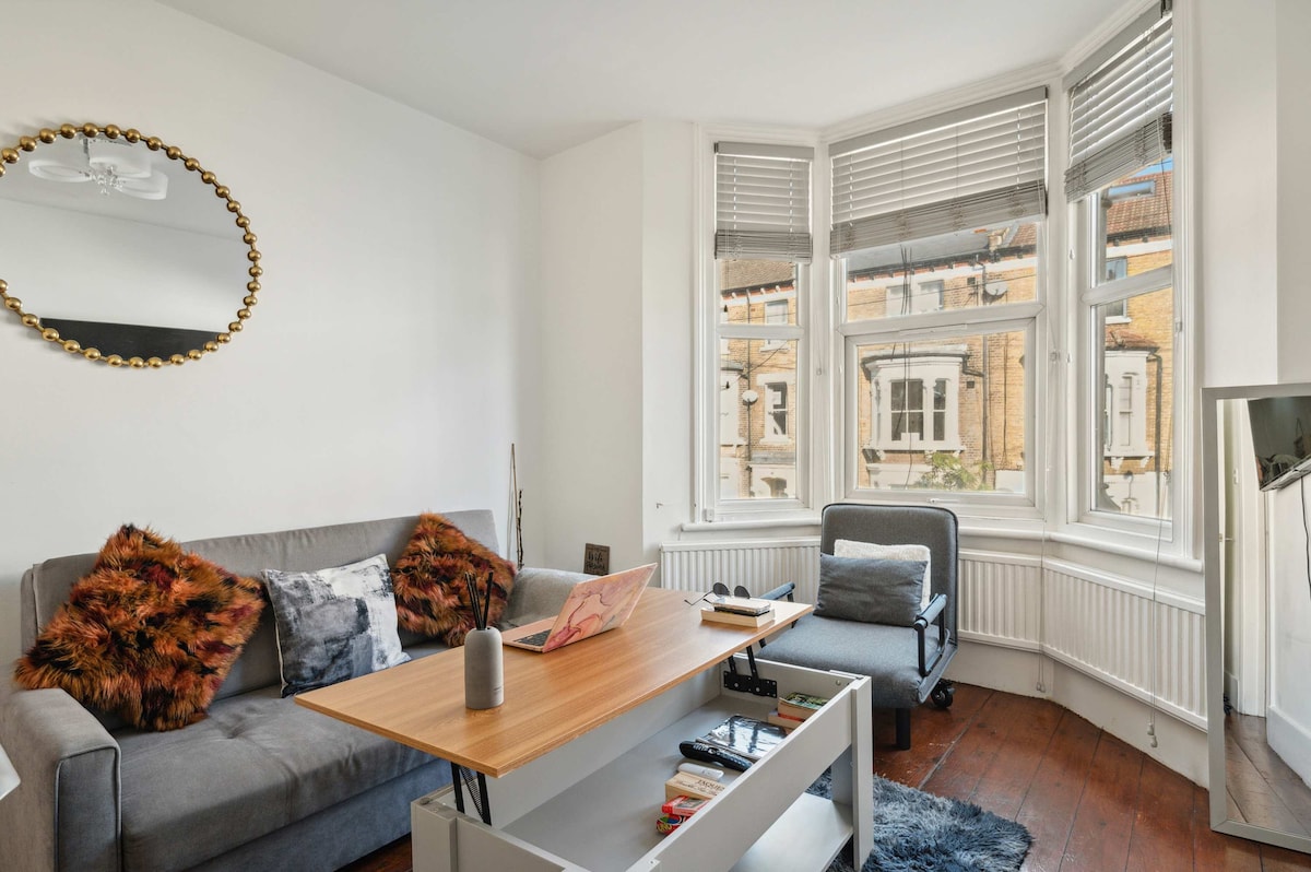 Dhomë ndenjjeje e bollshme me divan krevat dopio
Një hapësirë e ndritshme dhe mikpritëse me një divan krevat të madh dopio, e përkryer për vizitorë shtesë. Dhoma përfshin dekor modern, një televizor inteligjent, një tavolinë kafeje dhe një wifi me shpejtësi të lartë për t 'u çlodhur ose për të punuar gjatë periudhës tënde