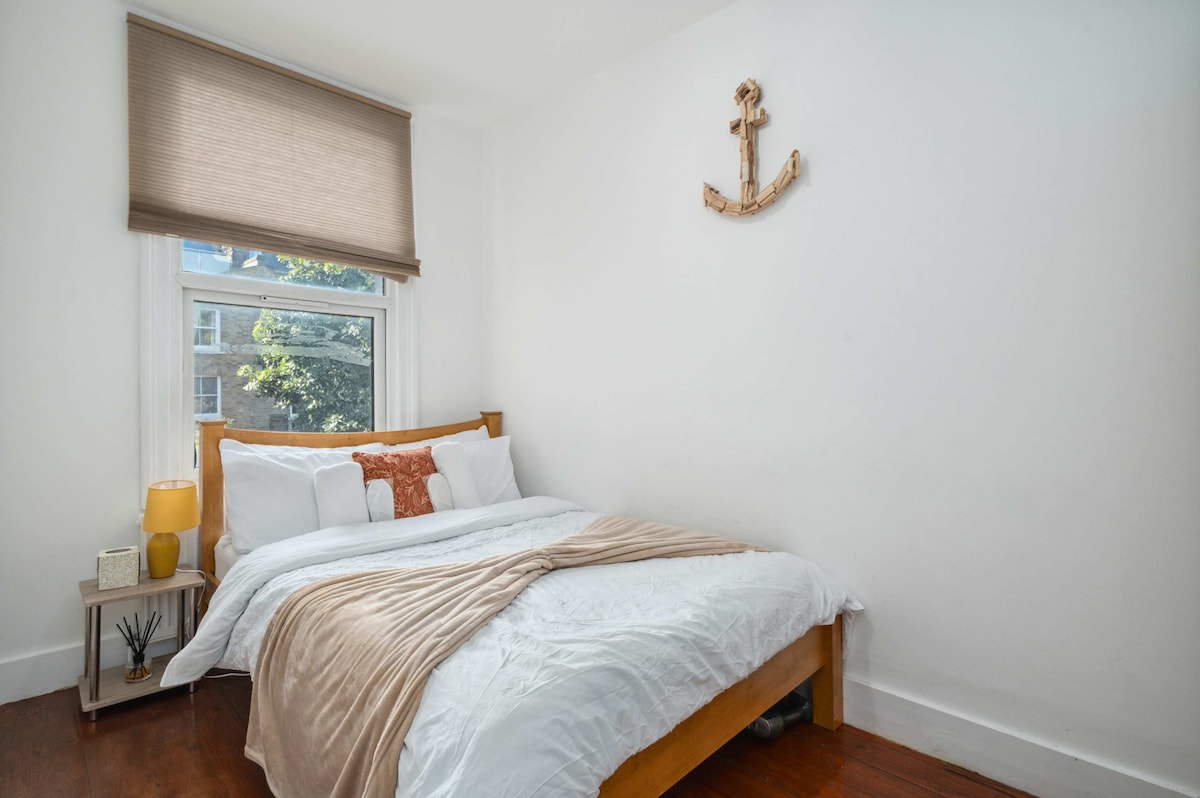 Dhoma 2 – Pushim i rehatshëm dhe me stil
Një dhomë e mobiluar bukur me një krevat dopio të rehatshëm dhe një gardërobë të gjerë për ruajtje. E përkryer për një natë të qetë gjumi në një hapësirë të qetë dhe mikpritëse.