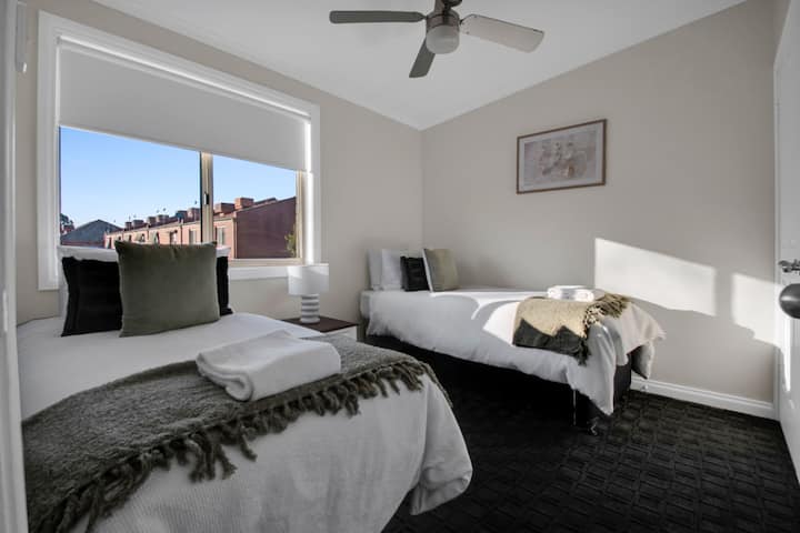 חדר שינה 2 - 2 מיטות יחיד, מאוורר תקרה + ביר