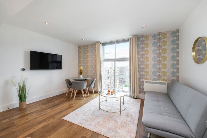 Stylish 2 Bed Apartment by Battersea Park with AC