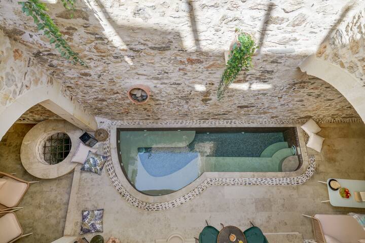 Kamares,a 1912 stonebuilt estate with heated pool!