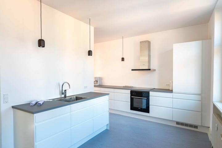 Spacious Apartment on Lively & Vibrant Street gallery image 4