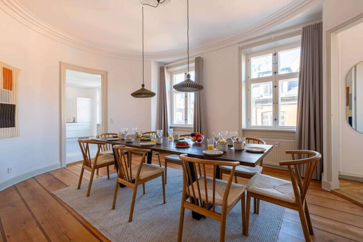 Spacious Apartment on Lively & Vibrant Street gallery image 3