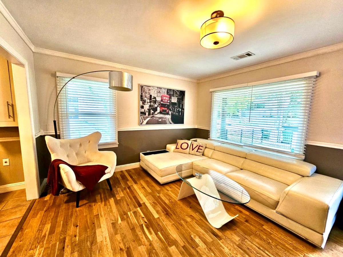 Popular Airbnb listing: Midtown Gem: Walk to Attractions-Sleeps 8 in Home Park