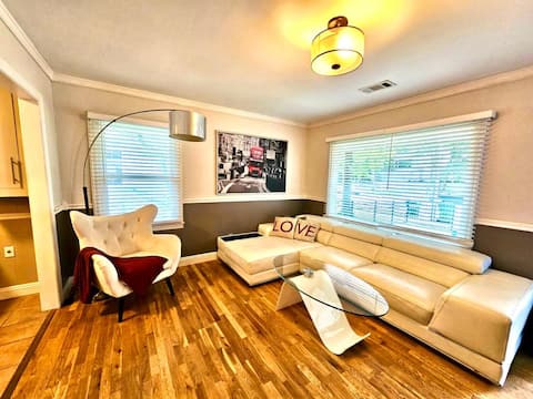 Popular Airbnb listing: Midtown Gem: Walk to Attractions-Sleeps 8 in Home Park