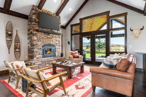 Huge Chalet - Epic Views, Theater, Hot Tub, & Gym!