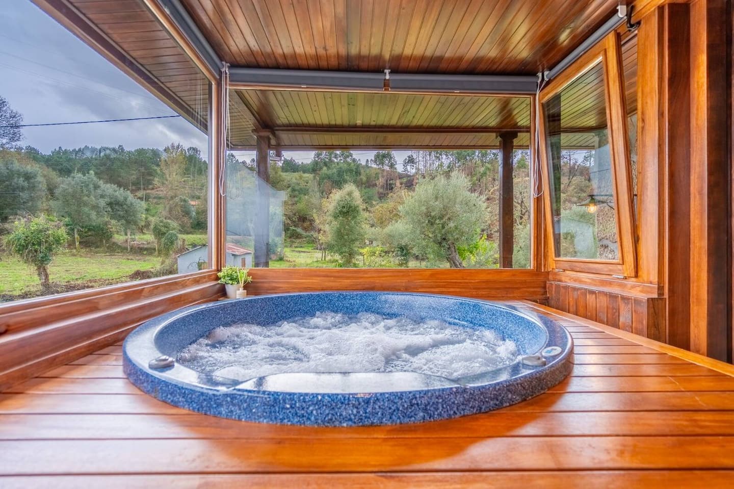 Casa Velha do Caminho: moradia em pedra com piscina privada exterior e jardim, em Oleiros, Ponte da Barca