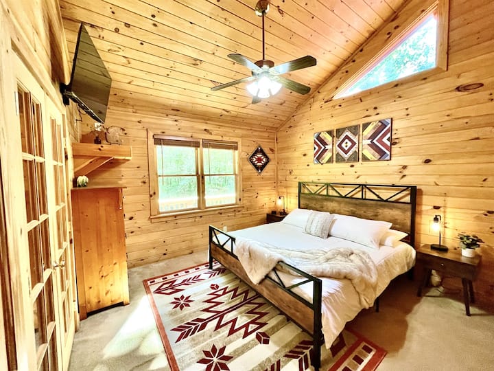 Chumba bora cha kulala chenye Dari za Juu na Televisheni mahiri