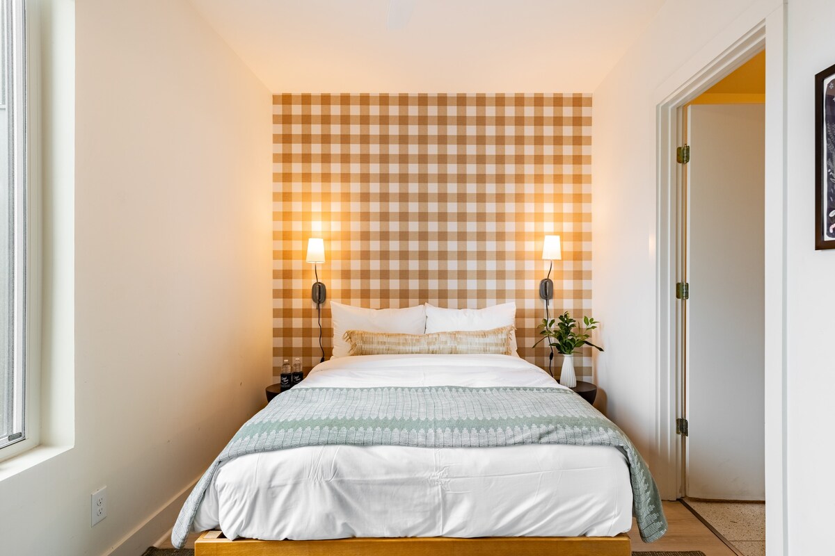 Dhoma e gjumit 2 ka një krevat dopio "queen" dhe një banjë ensuite.