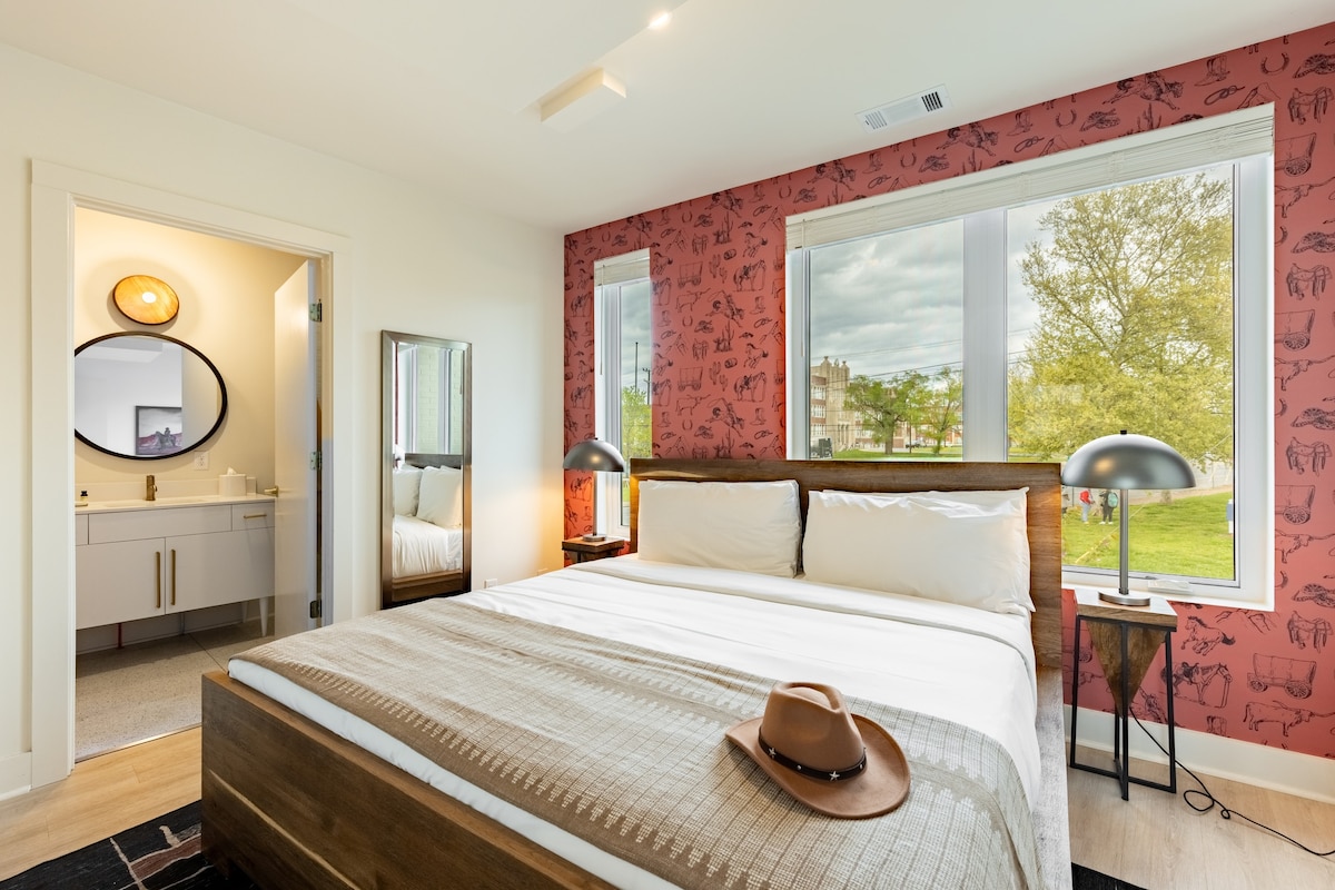 Dhoma kryesore e gjumit ka një krevat dopio "king" dhe banjë ensuite.