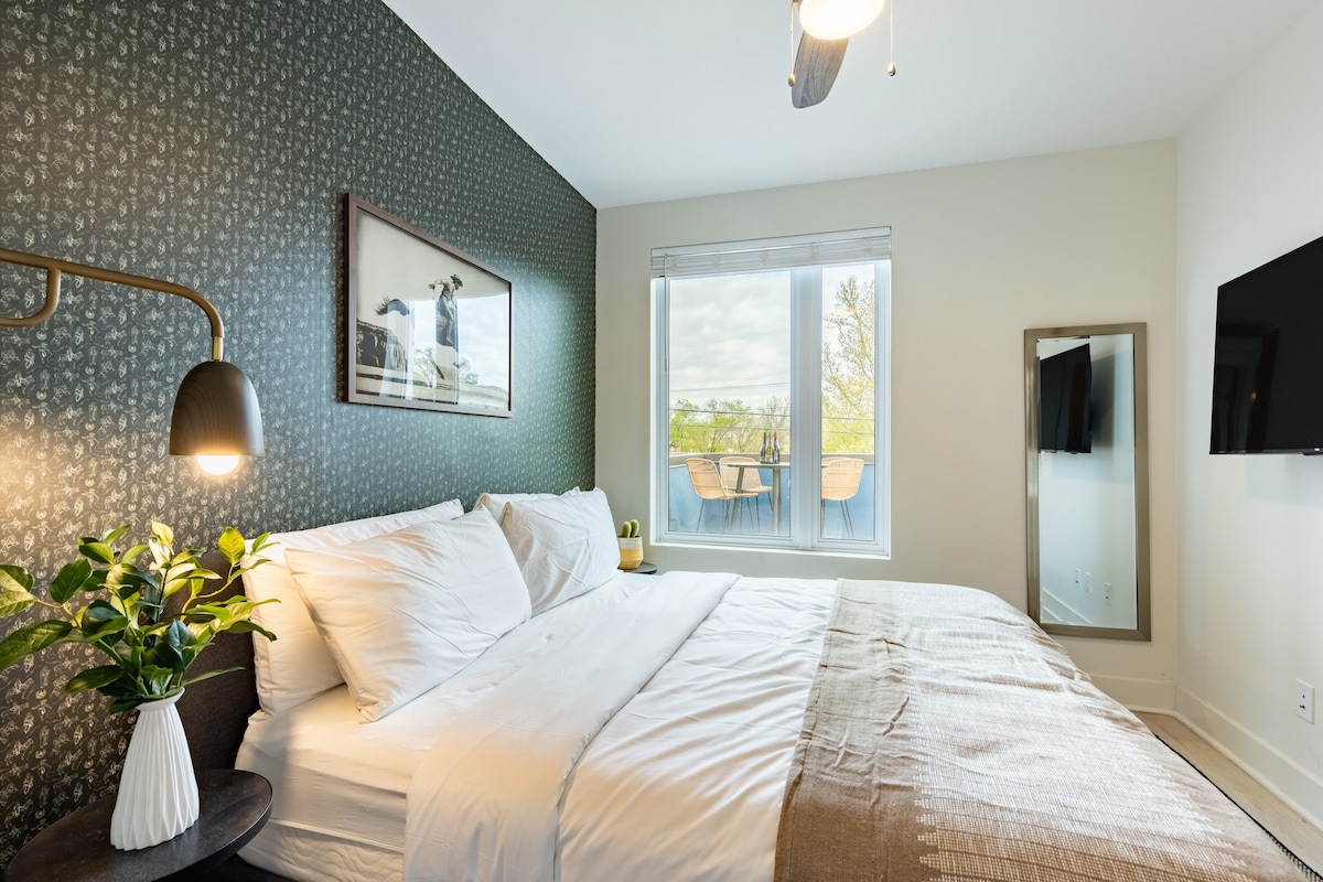 Dhoma e gjumit 4 ka një krevat dopio "queen" dhe televizor.