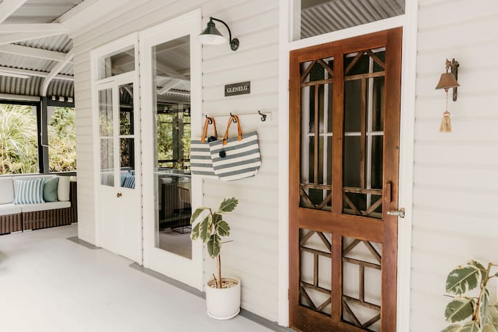 The Glenelg Upstairs Residence (6 persons)