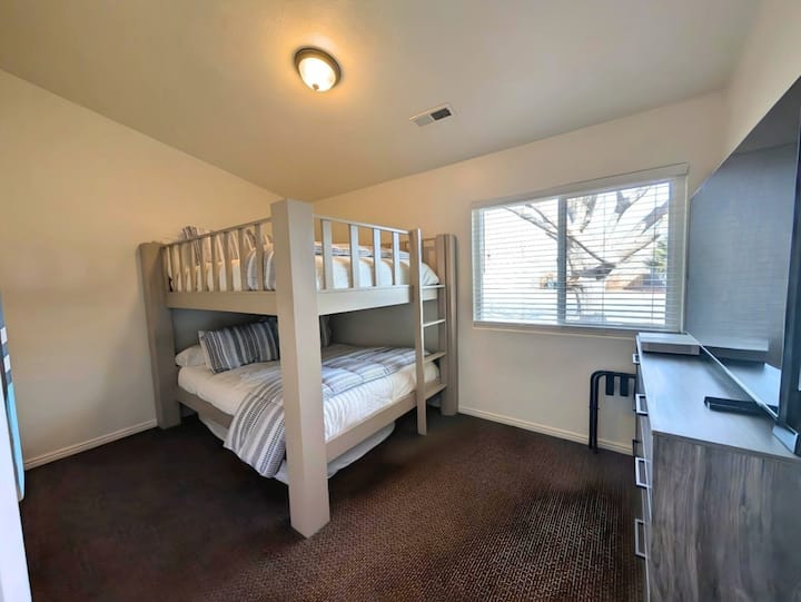 Queen Bunkroom