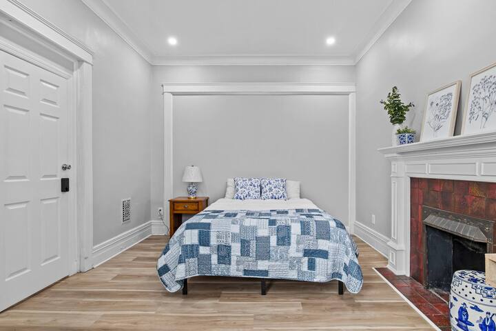 Beautiful Green-Door Brownstone gallery image 3