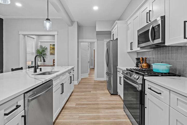 Beautiful Green-Door Brownstone gallery image 4