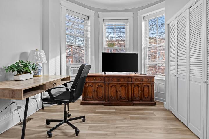 Beautiful Green-Door Brownstone gallery image 5