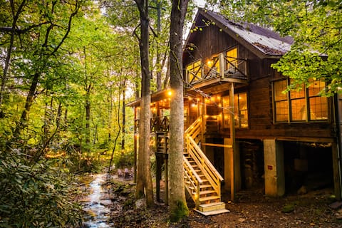 Log Cabin, Hot Tub, Fire Pit, Roaring Creek