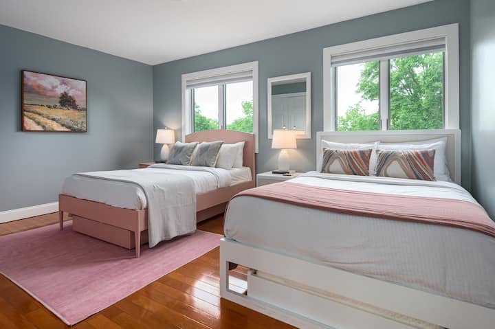 Kukiwa na vitanda viwili vyenye starehe na sehemu ya kutosha ya kabati, chumba hiki ni kizuri kwa familia, marafiki au usiku wenye starehe ulio na chumba cha ziada cha kiwiko.