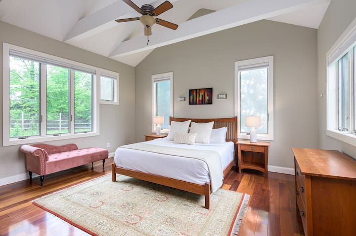 Amka upate mwangaza laini na mandhari ya kando ya bwawa - chumba hiki chenye utulivu kimeundwa kwa ajili ya mapumziko ya kina na asubuhi rahisi.