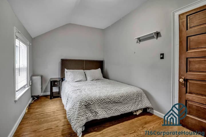 Ekskluzivni popusti za putnike i akademske posjetitelje. Pošaljite nam poruku za potencijalni popust! 

Bračni krevet (160x200)