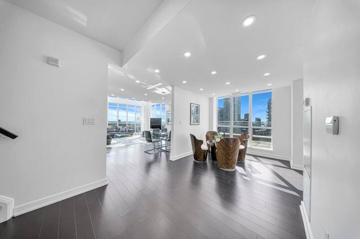 RentX|Lakeview 2-Storey Penthouse Paradise gallery image 5