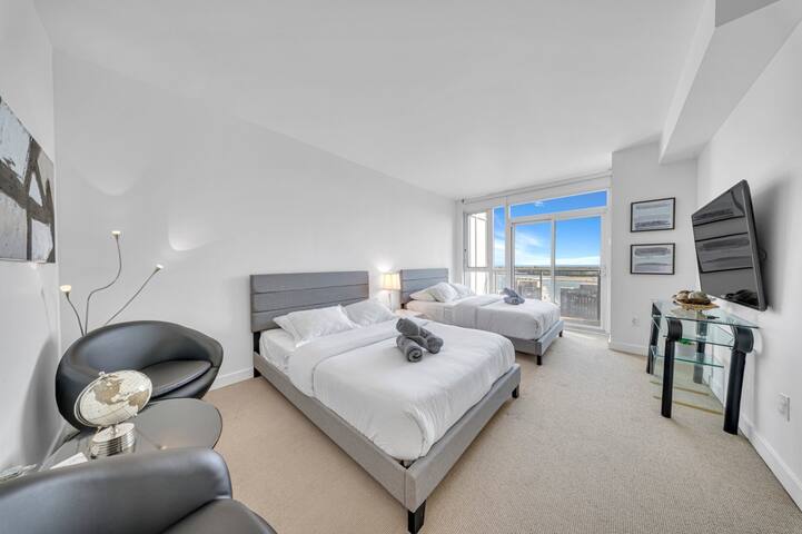 RentX|Lakeview 2-Storey Penthouse Paradise gallery image 4