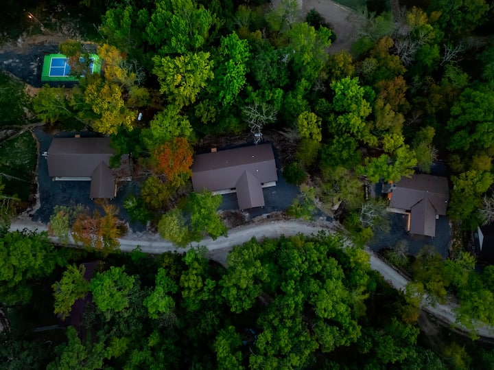 3 Br, 3 Bath, 3 Cozy Cabins + Pickleball - Hochatown, OK