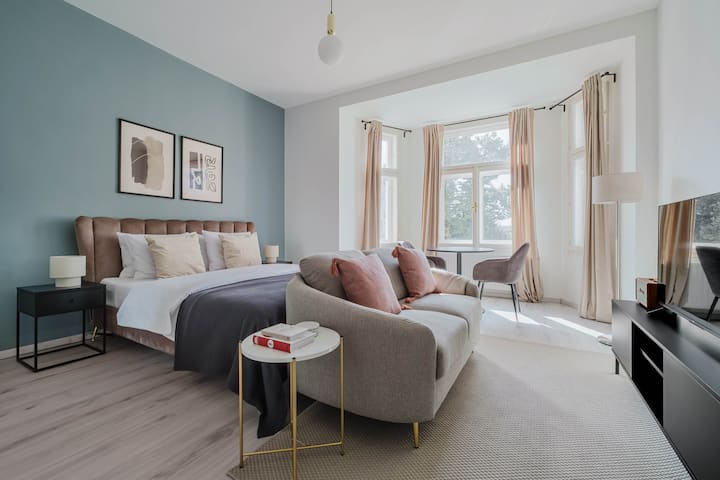Blueground | Vršovice, Furnished, Dining Area - Prague
