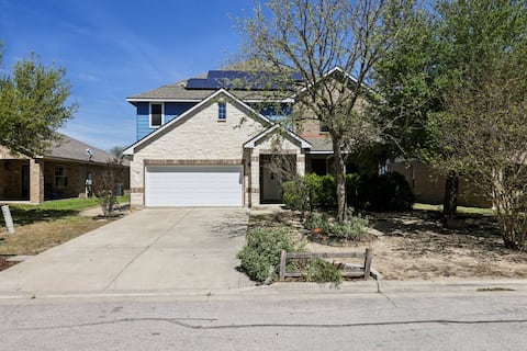 Huge Accessible Home Sleeps 21 with Game Room