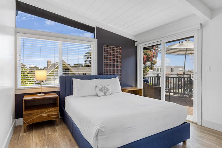 Спалната соба 2 има брачен кревет и пристап до балкон.